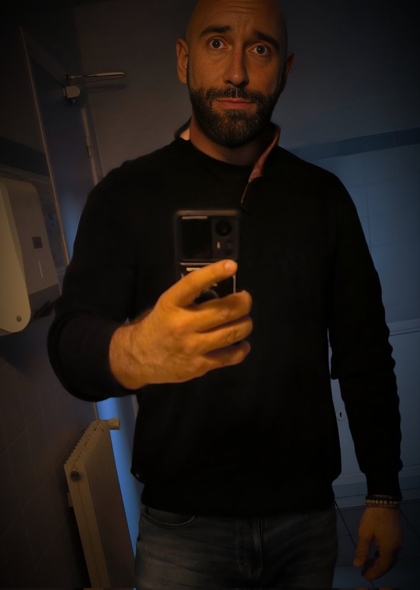 MATEOOff's tweet image. #LGBTQIAConscienceAndKindness
Le selfie devant le miroir des toilettes : la base
