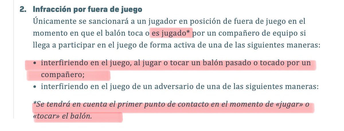 laurabernalb_'s tweet photo. PER 3-3 JUN
Aquí no se debe ni siquiera avaluar si Bacca interfiere en la visual del arquero, tan solo con intentar jugar el balón, ya se considera infracción. 

𝗜𝗻𝗳𝗿𝗮𝗰𝗰𝗶𝗼́𝗻 𝗽𝗼𝗿 𝗳𝘂𝗲𝗿𝗮 𝗱𝗲 𝗷𝘂𝗲𝗴𝗼:
“Interfiriendo en el juego, 𝗮𝗹 𝗷𝘂𝗴𝗮𝗿 o tocar el balón pasado o tocado por un compañero”. 

Bacca CLARAMENTE intenta jugar el balón e interfiere en la jugada con su movimiento, más allá de que no la toque. Intentar jugar el balón partiendo de un fuera de lugar se considera una infracción. 

Es inexplicable lo que hizo Andrés Rojas.