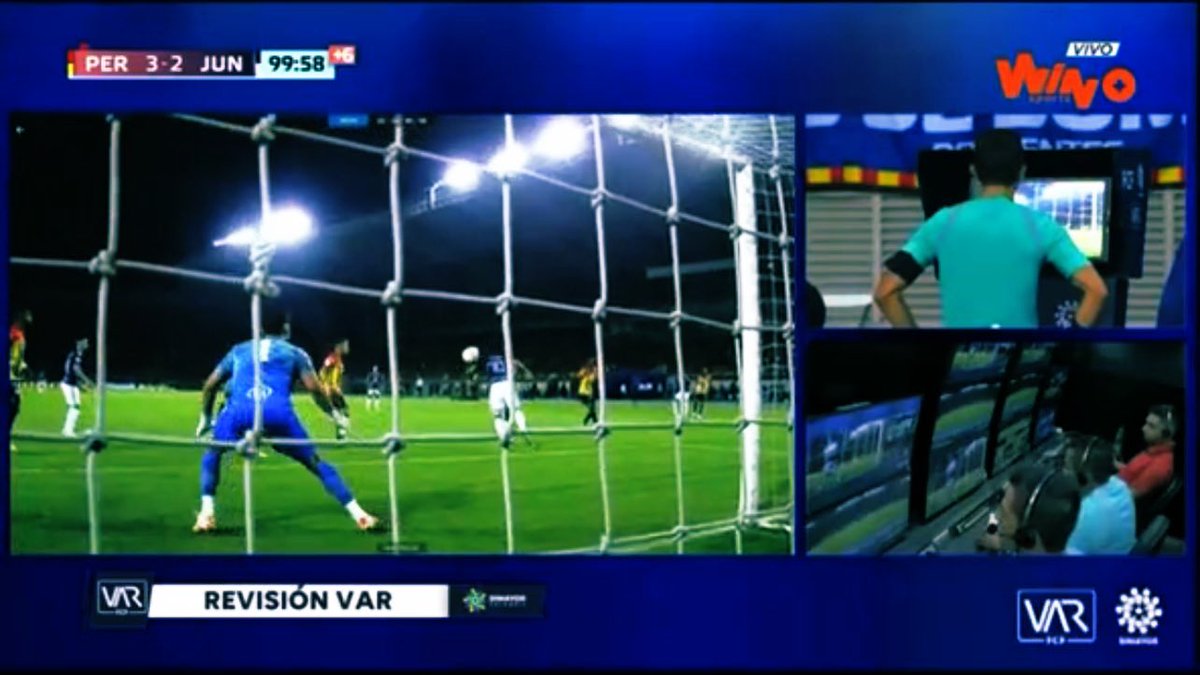 laurabernalb_'s tweet photo. PER 3-3 JUN
Aquí no se debe ni siquiera avaluar si Bacca interfiere en la visual del arquero, tan solo con intentar jugar el balón, ya se considera infracción. 

𝗜𝗻𝗳𝗿𝗮𝗰𝗰𝗶𝗼́𝗻 𝗽𝗼𝗿 𝗳𝘂𝗲𝗿𝗮 𝗱𝗲 𝗷𝘂𝗲𝗴𝗼:
“Interfiriendo en el juego, 𝗮𝗹 𝗷𝘂𝗴𝗮𝗿 o tocar el balón pasado o tocado por un compañero”. 

Bacca CLARAMENTE intenta jugar el balón e interfiere en la jugada con su movimiento, más allá de que no la toque. Intentar jugar el balón partiendo de un fuera de lugar se considera una infracción. 

Es inexplicable lo que hizo Andrés Rojas.