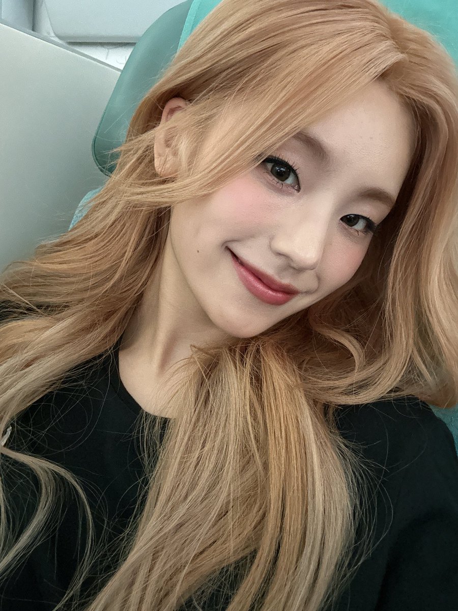 kimjs_Love's tweet photo. Jisoo and Itzy on the same plane, cuteeee https://t.co/I0ww5olVcL