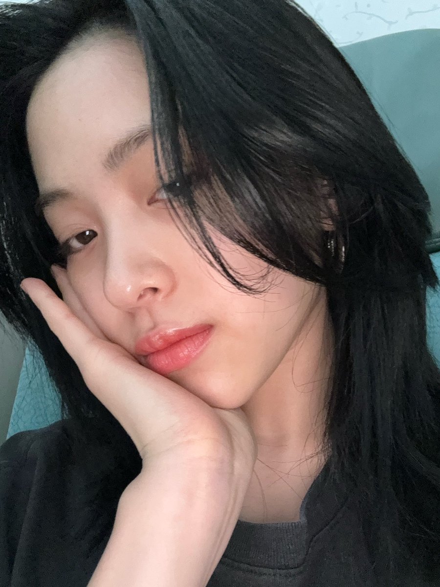 kimjs_Love's tweet photo. Jisoo and Itzy on the same plane, cuteeee https://t.co/I0ww5olVcL