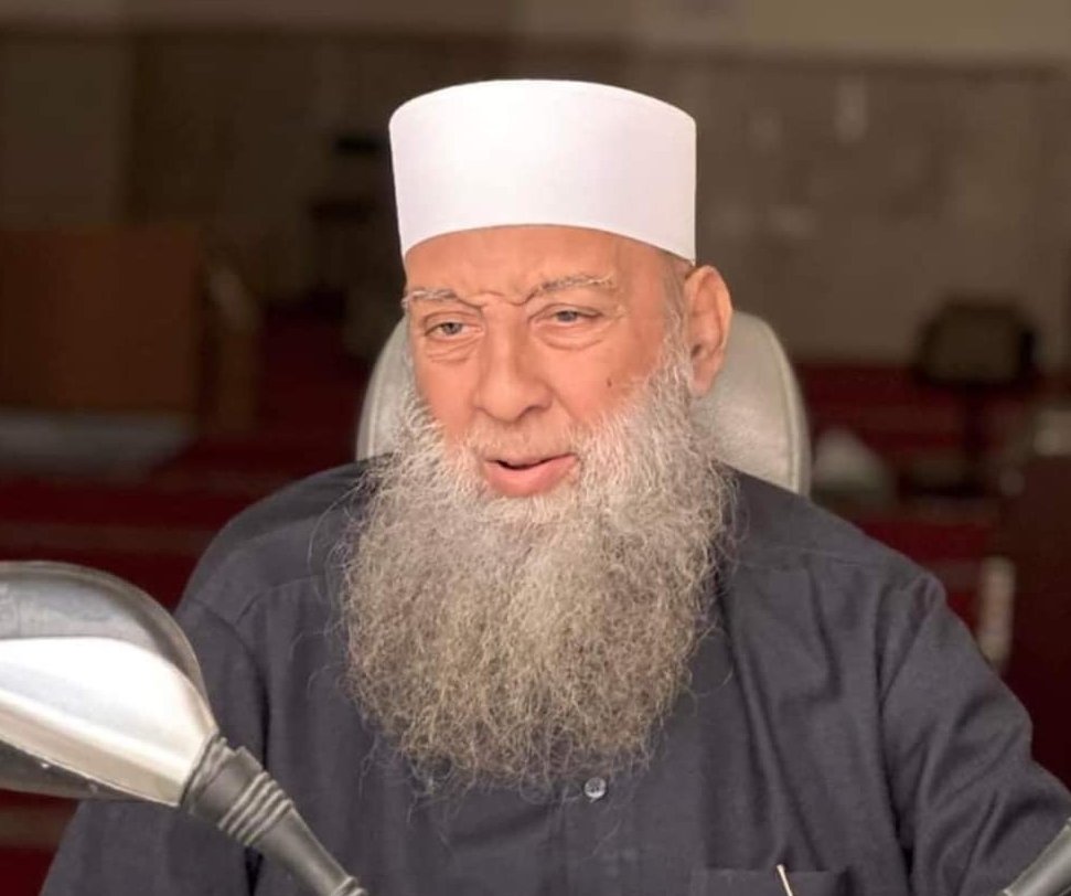 ناصر السنة وقامع البدعة 
جيلا من بعد جيل له في رقبته منة وفضل يجزيه الله به يوم القيامة.
فاللهم أتم عافيته وأحسن عاقبته 
#أبوإسحاق_الحويني