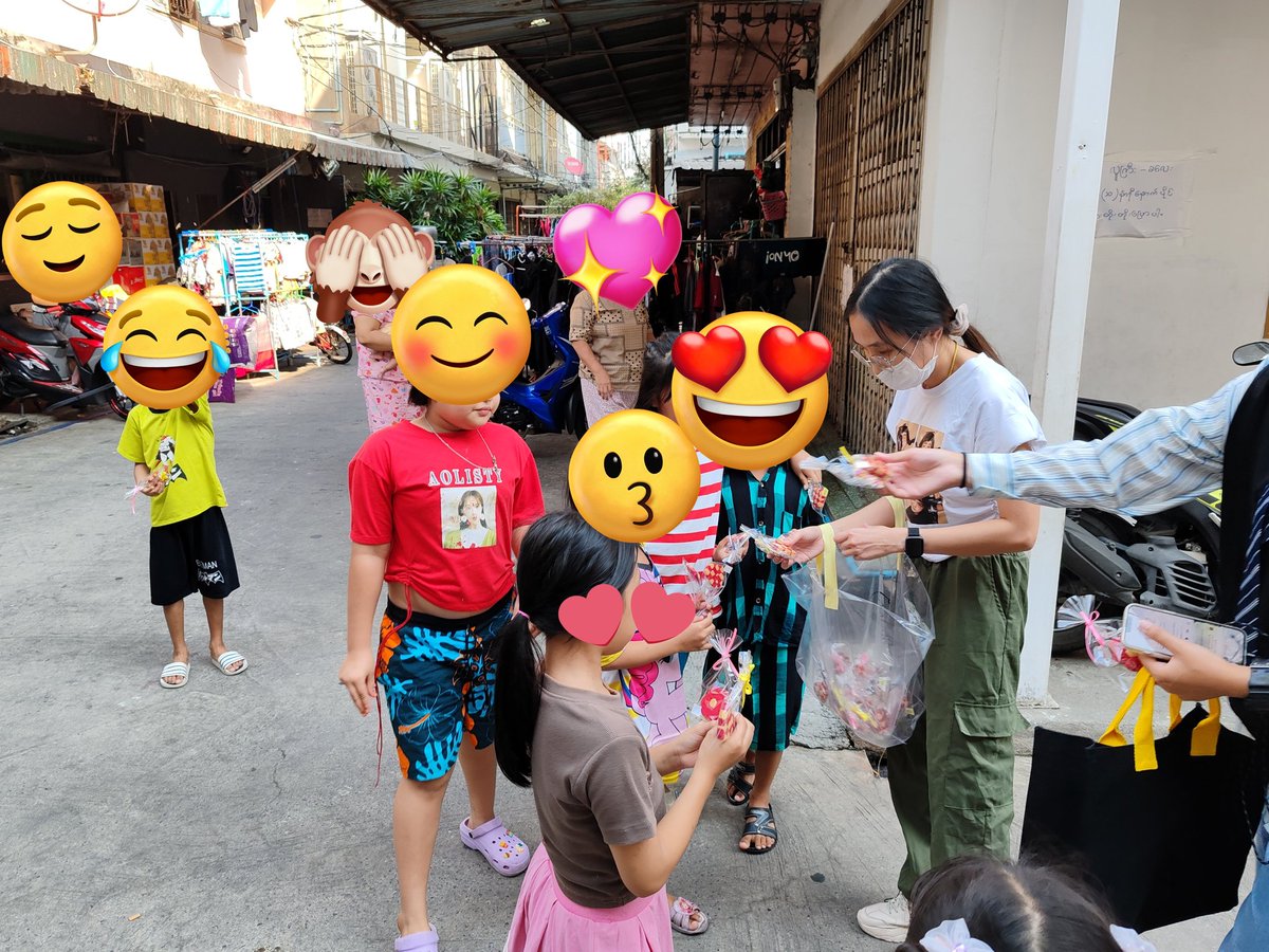 Telemiusic's tweet photo. ขอเล่าความน่ารักของมิวสิคให้ฟังหน่อย เมื่อวานน้องแวะมาคาเฟ่ แล้วเจอเด็กๆ วิ่งเล่นแถวหน้าร้าน น้องเลยฝากให้ฟค. ช่วยเอาคุกกี้ไปแจกน้องๆ แทนที เพราะเจ้าตัวต้องแวะไปอีกคาเฟ่
เนี๊ยะน่ารักไม่ไหว อบอุ่น ใจดี ที่สุดในโลกเลย นางฟ้าไม่จำเป็นต้องมีปีกเนอะ 
#miusic https://t.co/W2iOz45zMu