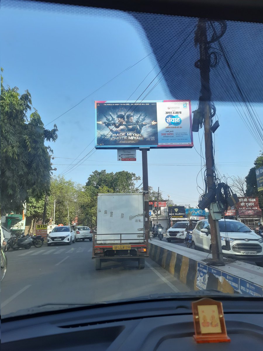#BadeMiyanChoteMiyan / #BMCM poster on Highway in Mumbai 🔥🔥 @aliabbaszafar it's now time to give some Action BTS and scenes 💥💥 #BadeMiyanChoteMiyanOnEid2024 #AkshayKumar #Tigershroff #PrithvirajSukumaran