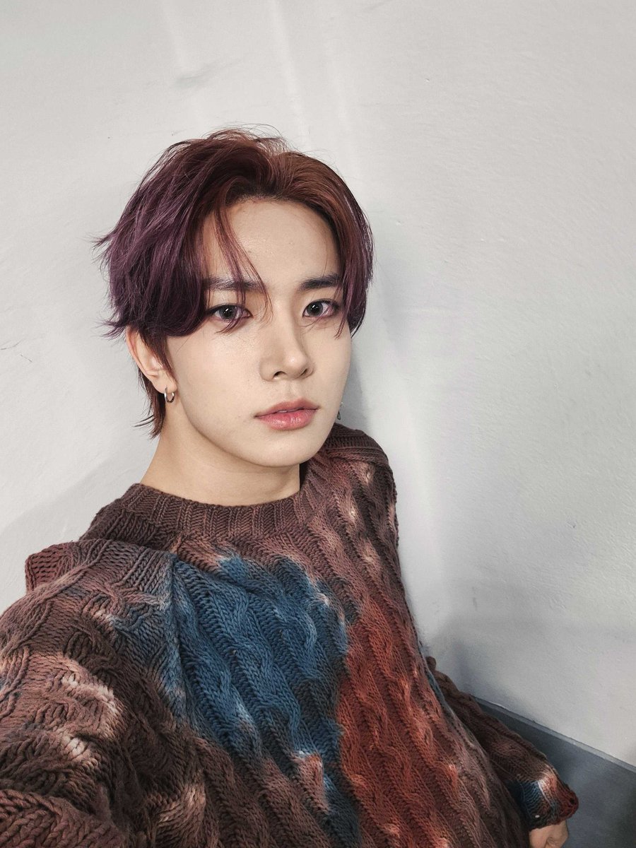 Heesuegn's tweet photo. Word on the street is that I look good with this styling, and the Engenes love it. Allow me to share a few photos, and who knows? Maybe I'll try this style again in the future. https://t.co/BghwbTtZdS