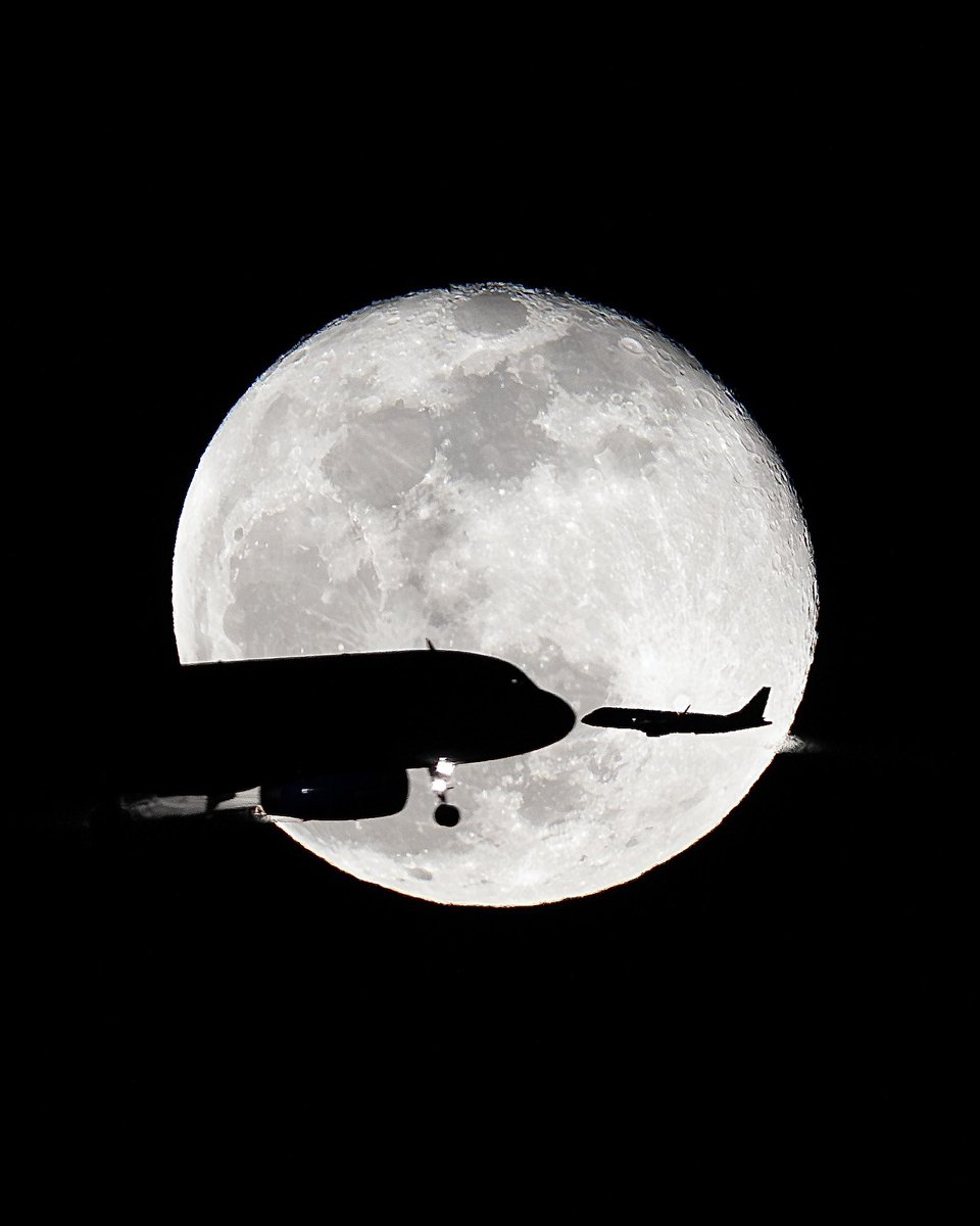 Well this was a crazy shot I managed to capture last night. ✈️🌕 As the saying goes, you wait ages for a Bus and then two come along at once. (In this case… planes)