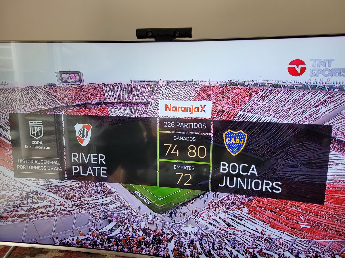 Joacmillo's tweet photo. No dan las cuentas 😅

(Que estos no son títulos amateurs, quedan en evidencia acá).

Imágen 1: clásico penal Borja
Imágen 2: hoy

O sea, me estás diciendo que River el año pasado había ganado 74 partidos a Boca, ganó 2 clásicos seguidos y ahora tiene 74 PARTIDOS GANADOS A BOCA? https://t.co/HAisu6Ugnt