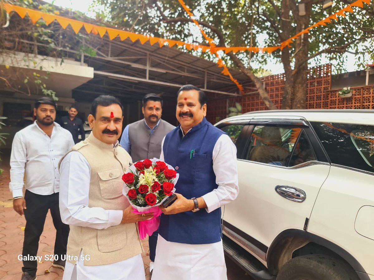 आगामी लोकसभा चुनाव में मध्यप्रदेश भाजपा के प्रभारी व उत्तरप्रदेश भाजपा के वरिष्ठ नेता, मेरे मित्रवत साथी श्री डॉ महेंद्र सिंह जी ने आज निवास पर सौजन्य भेंट की। लोकसभा चुनाव में प्रचंड बहुमत  के साथ मोदी सरकार की पुनः वापिसी के लिए एक एक कार्यकर्ता संकल्पित है।