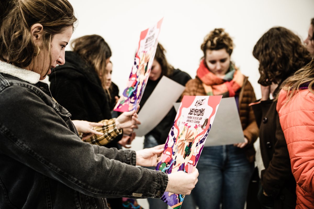 Abiatu da EHZ festibalerako bidaia lehen taldeak iragarriz kazeta.eus/eu/info_kz/202…

Besteak beste, Belako, Nakar, Benizze, Lysistrata eta Vincen Garcia entzuteko parada izanen da ekainaren 28tik 30era Amikuzeko Arberatzen <a href="/ehzfestibala/">EHZ Festibala</a>