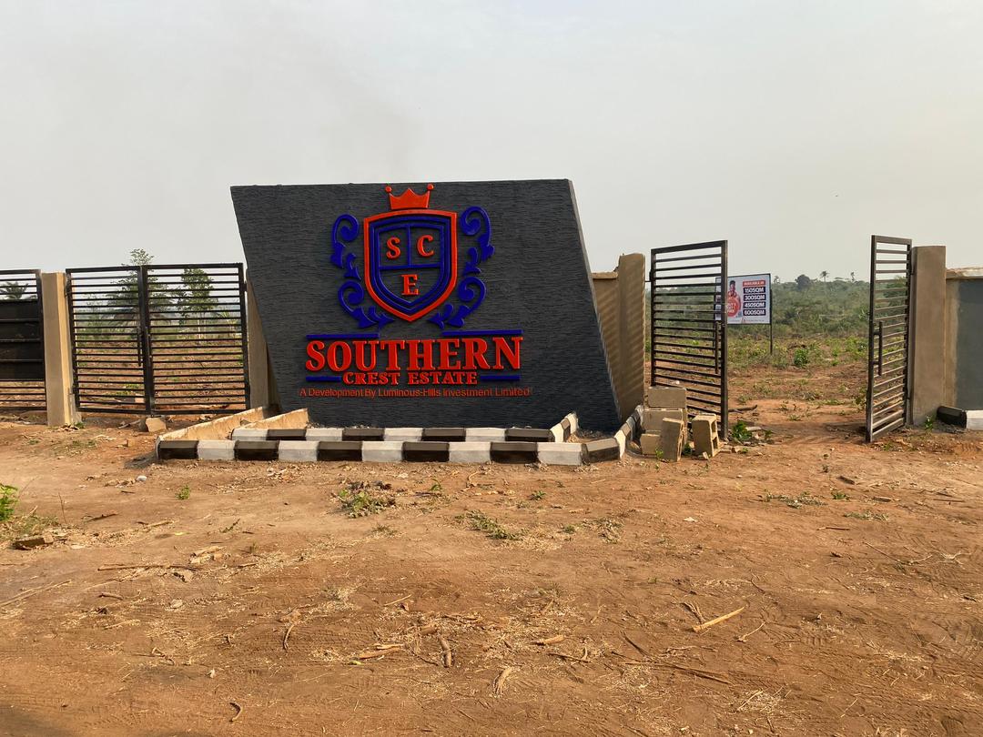 PaigePrecious2's tweet photo. *SOUTHERN CREST ESTATE 🎁🎁🎁*

Just as we told you “Enlarge your horizon”, SouthernCrest is expanding its Horizon. 💃🏻💃🏻

Omi-Adio Apata is experiencing a major change 

*Title*- Registered Survey 

 Price
150sqm- 500k
300sqm-1 m
450sqm- 1,125m
600sqm- 1.5zm
WhatsApp 07085283778 https://t.co/LucFs1954t