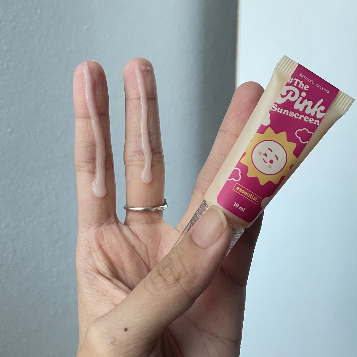 glowithmarshhh's tweet photo. I dah try #thepinksunscreen for a week++ now &amp; texture dia tak macam typical Korean sunscreen kita guna tu yaa ☀️ https://t.co/o7kjmeR6OB