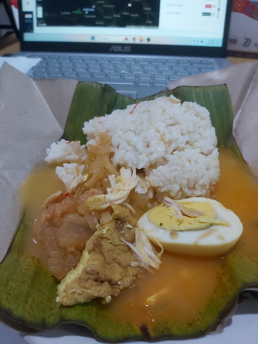 nasi ayam tapi ayamnya udah tak usir rusuh rebutan nasi ambek aku soale