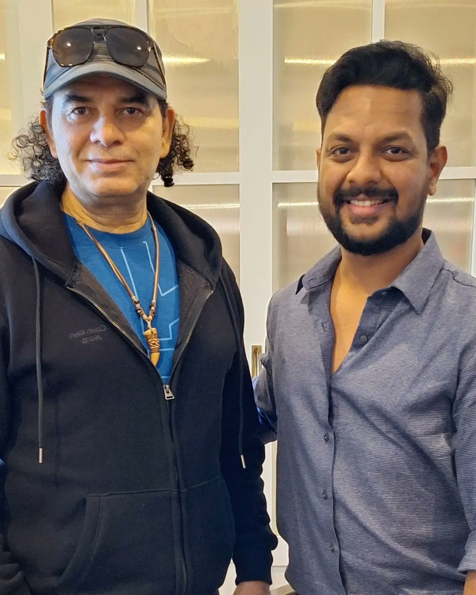 Sushant_Kaushal's tweet photo. Met the very amazingly talented artist of Bollywood @_MohitChauhan ji. Its been 25years since he started. What an Amazing guy, loved the show in Bhopal. Totally a fan moment it was. Fav artist of any 90's kid. Thankyou so much for your time. 
#MohitChauhan #Rockstar https://t.co/oDyM9865vd