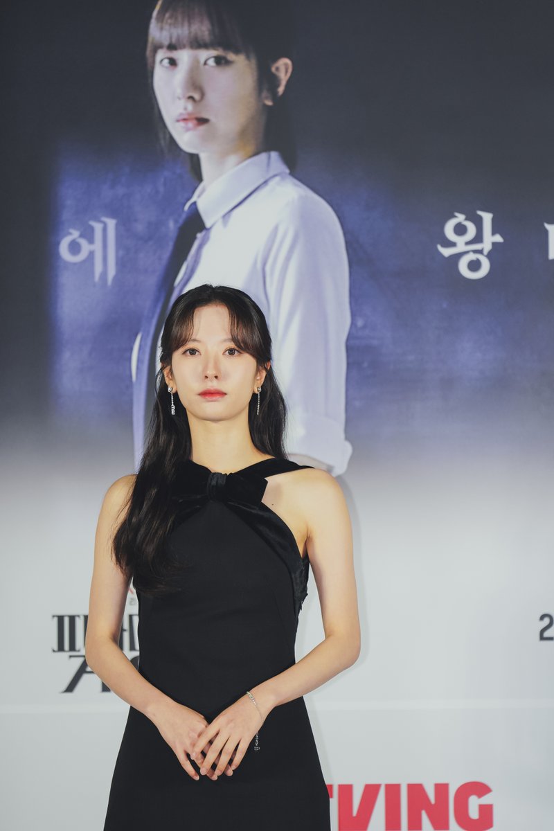 KPOPFAVE_'s tweet photo. [240226] Afternoon, UJUNG and everyone out there! We're here at the press conference for the @tvingdotcom series #PyramidGame with #KIMJIYEON a.k.a @WJSN_Cosmic's #BONA in Seoul taking place right at this moment! 🖤 #WJSN #우주소녀 #보나 #김지연 #피라미드게임 https://t.co/uW6QsBOqYt