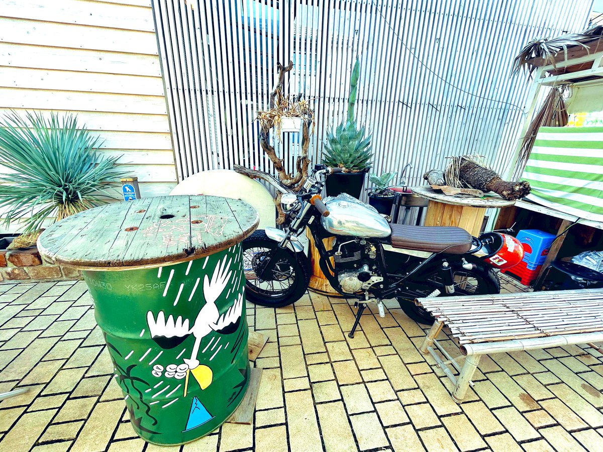 kaochaderanx3's tweet photo. 待ちに待ってた土曜✨
痛い左脚を堪え歩いて整形外科へ🐾
せっかく来ていただきすみませ…
本日臨時休診いたします…
の張り紙😭せんせー!!
悲しいから帰り道のカフェで
ランチ買い🍽️
日変わりだから
サンドイッチ🥪が無くて
ガパオのみ(グリーン🌶️も😍)
クリームチーズスコーンも💕
#OldmansCAFE https://t.co/haBlpGe02u