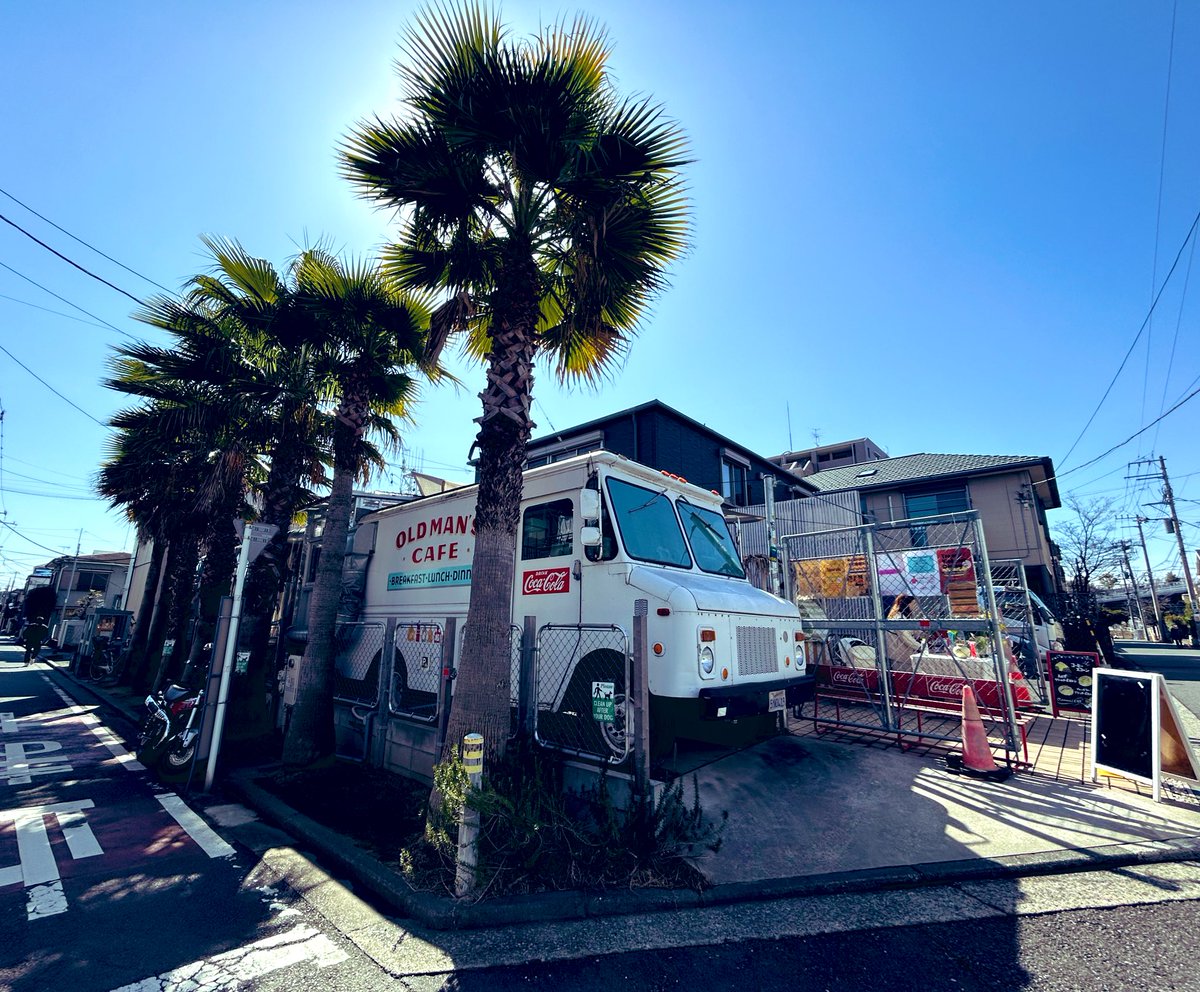 kaochaderanx3's tweet photo. 待ちに待ってた土曜✨
痛い左脚を堪え歩いて整形外科へ🐾
せっかく来ていただきすみませ…
本日臨時休診いたします…
の張り紙😭せんせー!!
悲しいから帰り道のカフェで
ランチ買い🍽️
日変わりだから
サンドイッチ🥪が無くて
ガパオのみ(グリーン🌶️も😍)
クリームチーズスコーンも💕
#OldmansCAFE https://t.co/haBlpGe02u