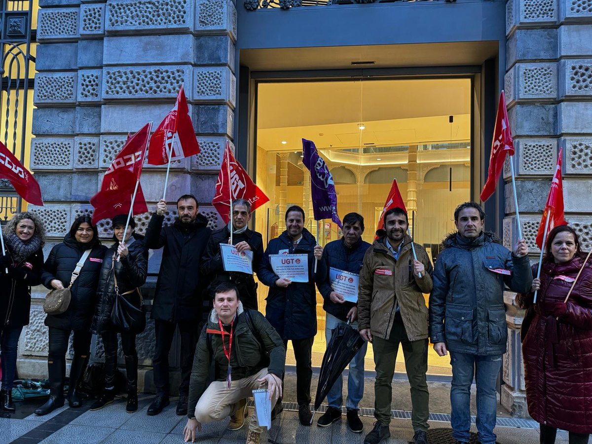 serviciosccoo's tweet photo. ✊ El paro parcial de 2 horas está teniendo un seguimiento masivo en las entidades financieras de toda España

#26Fparo2H 
#CuelgaLaChaqueta
#SalarioOConflicto🔥
#SectorFinancieroEnLucha https://t.co/4387yU6CEE