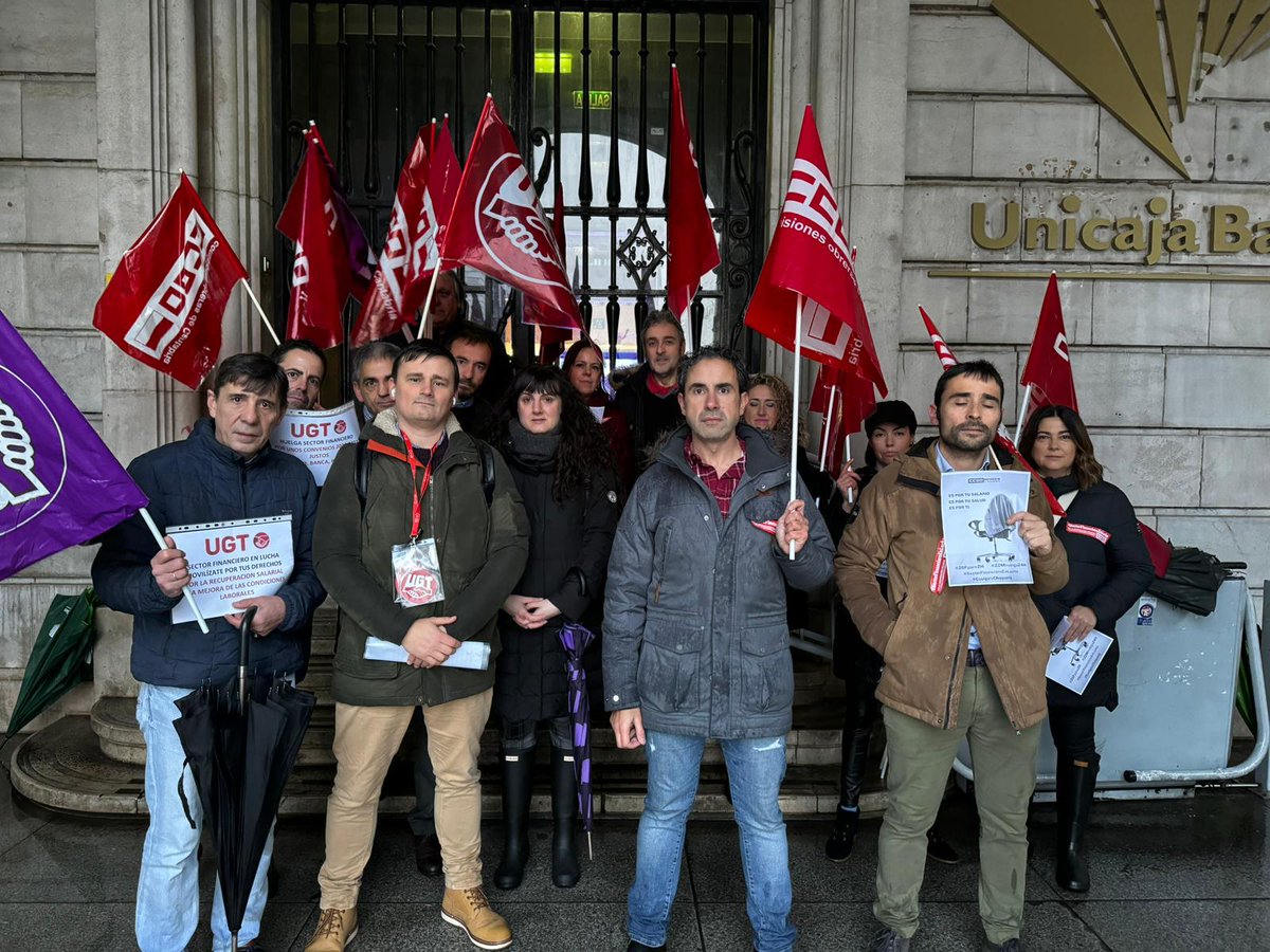 serviciosccoo's tweet photo. ✊ El paro parcial de 2 horas está teniendo un seguimiento masivo en las entidades financieras de toda España

#26Fparo2H 
#CuelgaLaChaqueta
#SalarioOConflicto🔥
#SectorFinancieroEnLucha https://t.co/4387yU6CEE