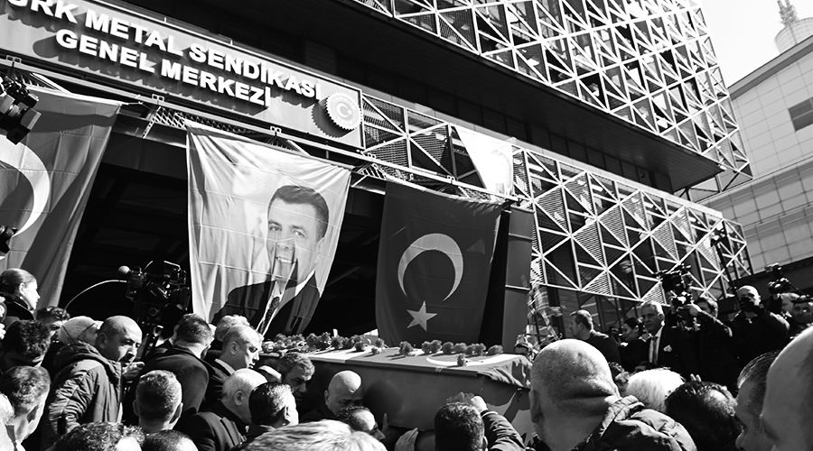 25 Şubat 2024 günü toprağa verdiğimiz Onursal Genel Başkanımız Pevrul Kavlak’ın taziyeleri Sendikamız Genel Merkezinin yanında bulunan Grand Mercure Otelde bugün (26 Şubat 2024) kabul edilecektir.