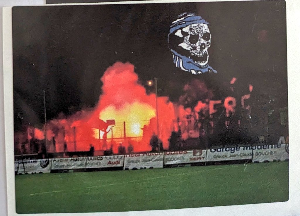 1jour1stick's tweet photo. Chouette le #StickPyro avec leur tête de mort.. https://t.co/9go5mJmApJ