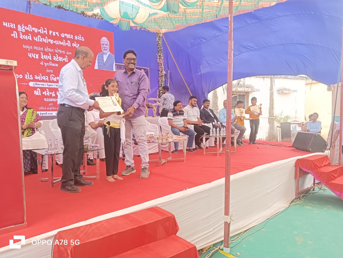 drmbct's tweet photo. Students getting praised for their performance at RUB 50 near Vyara station.
#ModiSarkarKiGuarantee
#RailInfra4Bharat https://t.co/2UbcnuIHZJ