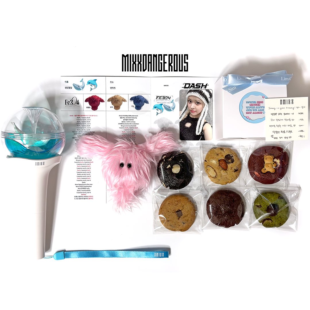 MIXXDangerous's tweet photo. NMIXX “Fe3O4: BREAK” mini fanmeeting 🐋🐬🎁🍪💌🏃🏻♀️🌹🐻❄️🎂 240224
NMIXX gifted NSWERs with photocard & cookies & message card 💝 NMIXX surprised Haewon with a birthday cake for Haewon’s Birthday 🐻❄️🤍🎂
@NMIXX_official #NMIXX #엔믹스 #Fe3O4_BREAK #DASH #Run_For_Roses #NSWER #엔써 https://t.co/yhGOrq9EEf