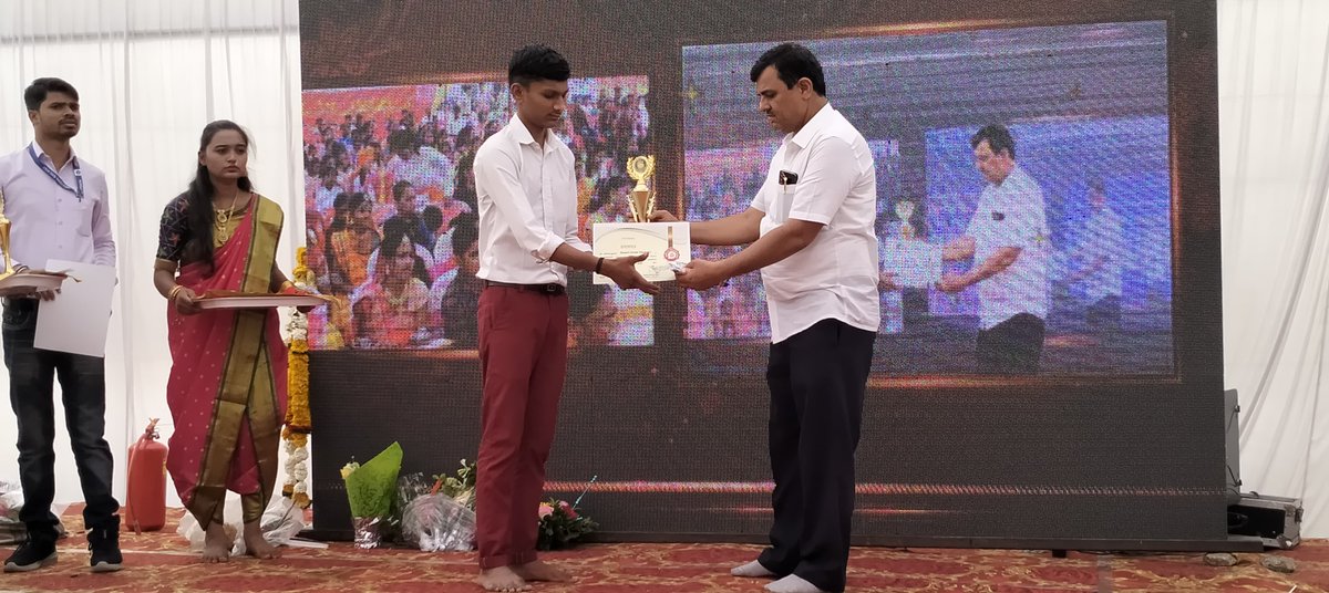 drmbct's tweet photo. Awards being distributed by dignitaries to school students for various competitions at Betavad station. #ModiSarkarKiGuarantee #RailInfra4Bharat #AmritBharatStation