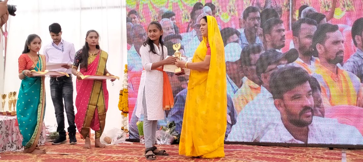 drmbct's tweet photo. Awards being distributed by dignitaries to school students for various competitions at Betavad station. #ModiSarkarKiGuarantee #RailInfra4Bharat #AmritBharatStation