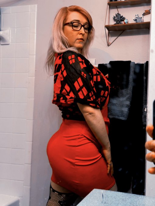 So sexy in red 💋 https://t.co/COVDoGtjTL