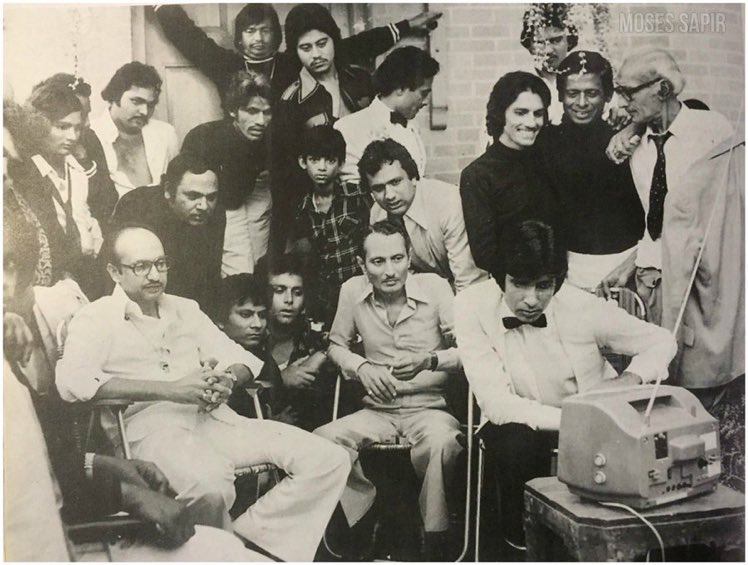 Birth Anniversary of The Great Manmohan Desai. Thank you for giving us so many beautiful films Your films made us fall in love with cinema Pic-Amitabh Bachchan & Manmohan Desai with his brother & Jr. Artists during the shoot for ‘John Jaani Janardhan’ #Naseeb @SrBachchan