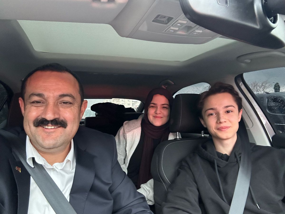 Hayırlı haftalar.
Selim ve Gülbanu'yla okul yolundayız. Allah evlatlarımıza zihin açıklığı versin 🙂❤️