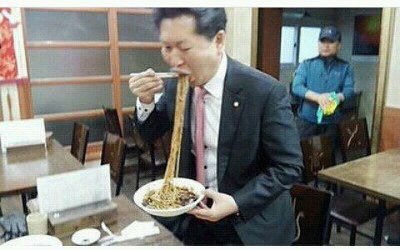 정말로 지저분하게 짜장면 쳐먹는 정걸레...

제발 올해 4월 10일 이후엔 저 더러운 면상을 안봤으면 좋겠다

진짜다!!