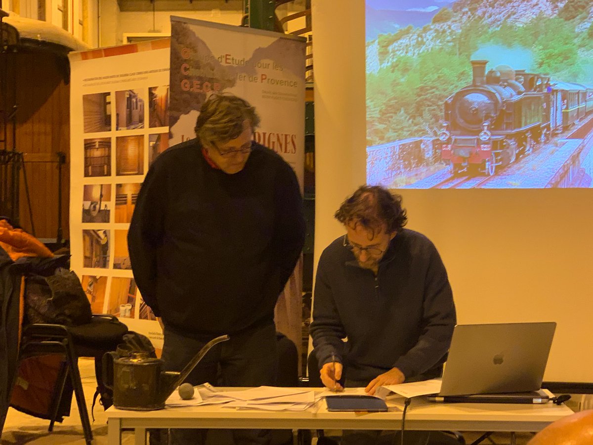 ferrocaib's tweet photo. Día 24 varem signar amb el nostros amics de Groupe d'Etude por les chemin de Fer de Provence s'agermanament amb sa fundació Ferrocaib. Un conveni de col·laboració de ses dues entitats.
 Agraïm sa seva visita al museu del tren de Son Carrió amb motiu del 149 aniversari del tren. https://t.co/VtiPDhRdlf