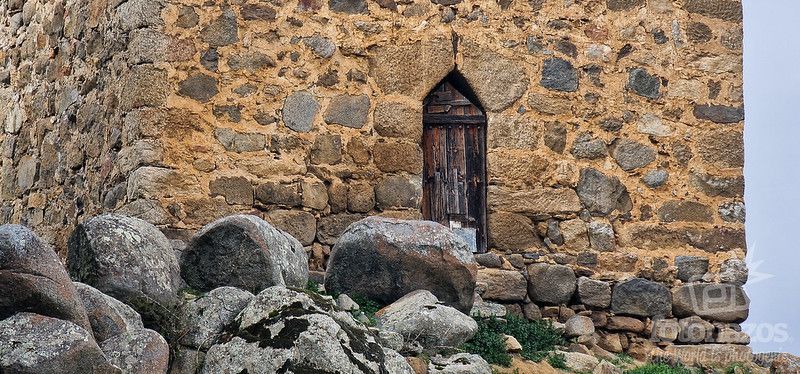 Fotonazos's tweet photo. Entre las piedras de granito del Torreón, se esconde la narrativa de guerras y rivalidades. 💔 Hoy, en ruinas, nos llama a la acción. 🤲 ¿Estamos listos para escribir un nuevo capítulo en su historia? #HistoriaMedieval #LlamadoALaAcción https://t.co/wjp5dymJLX https://t.co/ggT3ZYwCrL