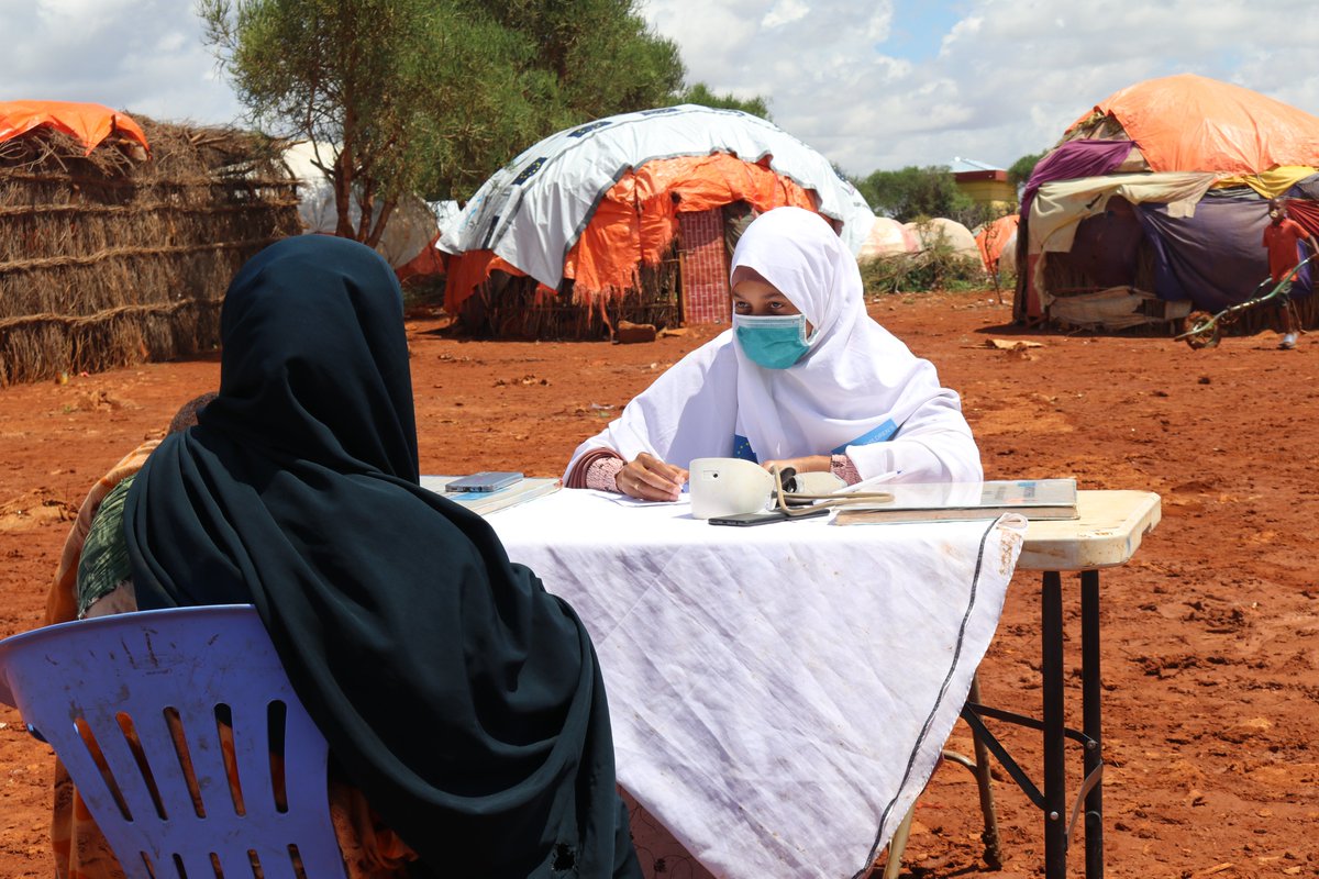 Crisis situations demand swift action, and that's exactly what @CaafimaadP is doing in #Somalia. Our partners, like @SOSCVSomalia, are working tirelessly on the frontline, providing vital health services to remote villages & people in displaced camps. 🙏@ECHO_CESAfrica