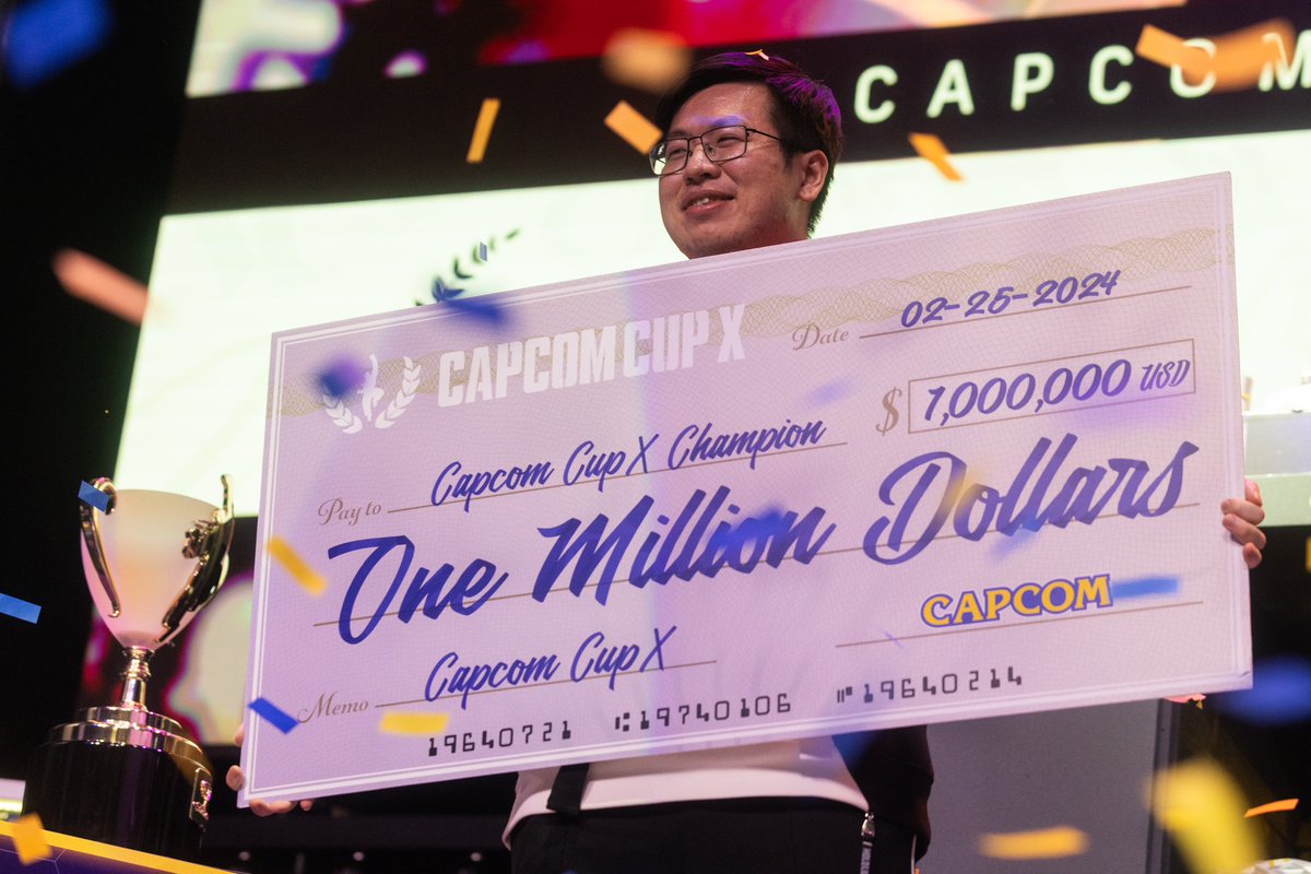 Congratulations to the #CAPCOMCUPX Champion, @uma327_sf6! 👑 📸: @tempusrob