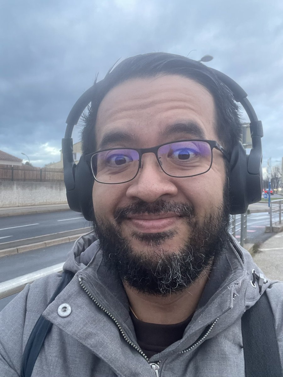 Remi_013's tweet photo. Aujourd'hui, on (re)prend un nouveau départ avec un nouveau job et un retour dans le service public, en espérant trouver une meilleure ambiance (et des gens qui sont pour la "déconnexion" en pause déjeuner). 🤞🏻

On continue de garder le sourire 😀 . #newjob https://t.co/UUIhfy7yX3