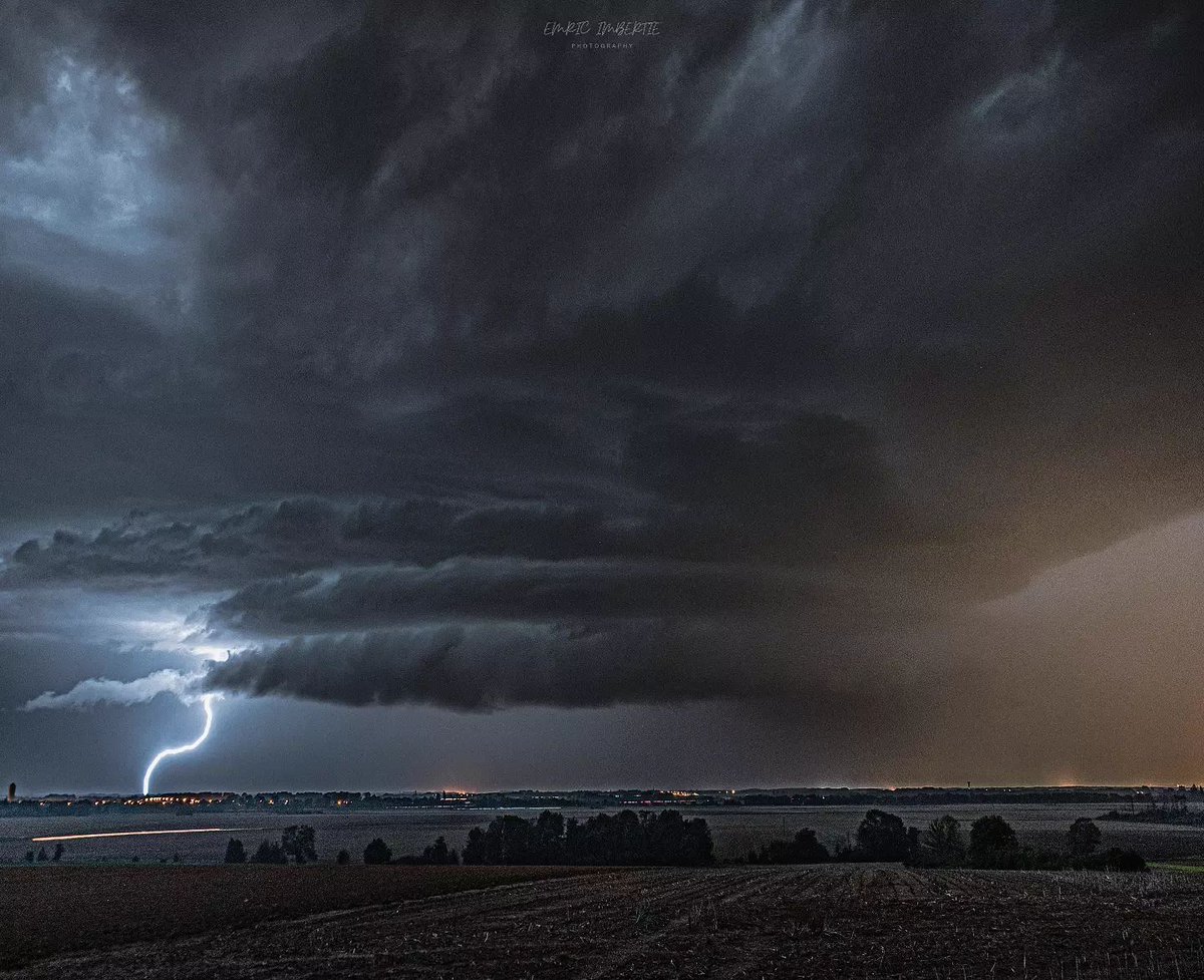 xWxClub's tweet photo. #MesocycloneMonday: Well-structured #mesocyclone in Dole, France by @emric_imbertie_storm ⚡ More #storm photos from Emric: https://t.co/ux1qY18On6
#weatherpicofday #supercell @StormFreaksArt @spann @JimCantore @MikeOlbinski @KeraunosObs @severeweatherEU @Kachelmannwettr https://t.co/SVSazbQSPZ