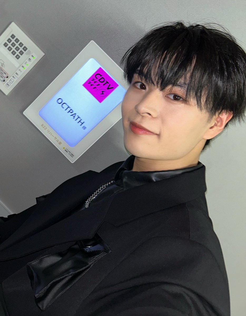 OCTPATHofficial's tweet photo. [#KAIHO]

メンバーカラーは黒！
アクロバット担当の海帆です。

爪痕を残しにきました。

気合いと感謝を込めてパフォーマンスさせていただきました。

観てくれてありがとう！！！
最高に楽しかったです☺️🎤

またぜひOCTPATHに会いに来てね〜

#CDTVライブライブ
@TBSCDTV 
#OCTPATH #海帆 https://t.co/LPkqXGQ0QV
