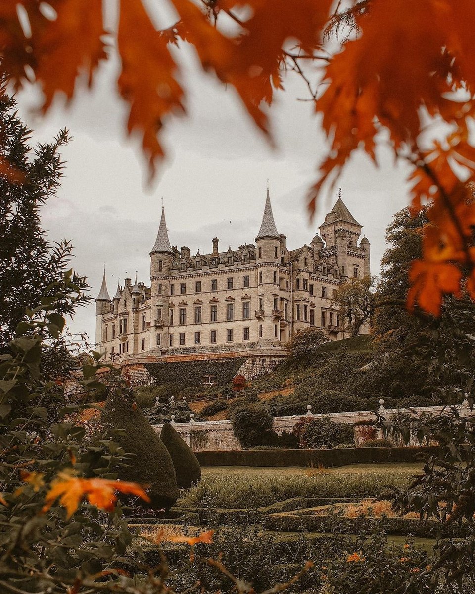 How beautiful does Dunrobin Castle look wearing its autumn colours? 😍🍂

📍 Golspie, Highlands
📷 Instagram.com/gisforgeorgina

Does anyone live at Dunrobin Castle? lovetovisitscotland.com/does-anyone-li…