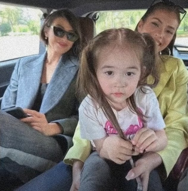 prollydaniela's tweet photo. — Days at Home

A PorDee au wherein,

Anntonia Porsild, an independent single Mother/Business Woman who runs a successful company settled a deal to complete a proposal with Michelle Dee, a successful owner of a bank. 

“No work. Just pure feelings. Let's be official.” https://t.co/SpPemhE7JL