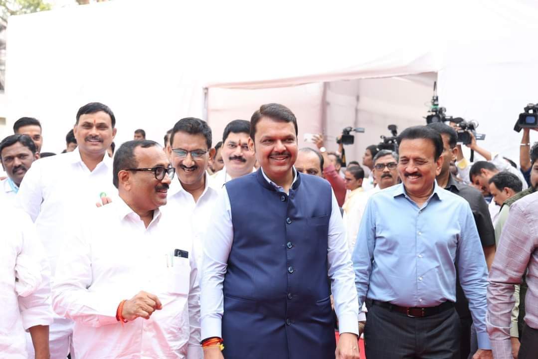 BeldarKalpesh's tweet photo. महाराष्ट्र विधीमंडळ अर्थसंकल्पीय अधिवेशन !
#दिवस_पहिला

उपमुख्यमंत्री श्री. देवेंद्रजी फडणवीस तसेच मंत्रिमंडळातील, विधिमंडळातील सहकाऱ्यांसोबत अधिवेशनात सहभागी होण्यासाठी जाताना टिपलेली भावमुद्रा.

 #BudgetSession2024 #MahaBudgetSession2024 #Maharashtra https://t.co/VPoxihjiXt