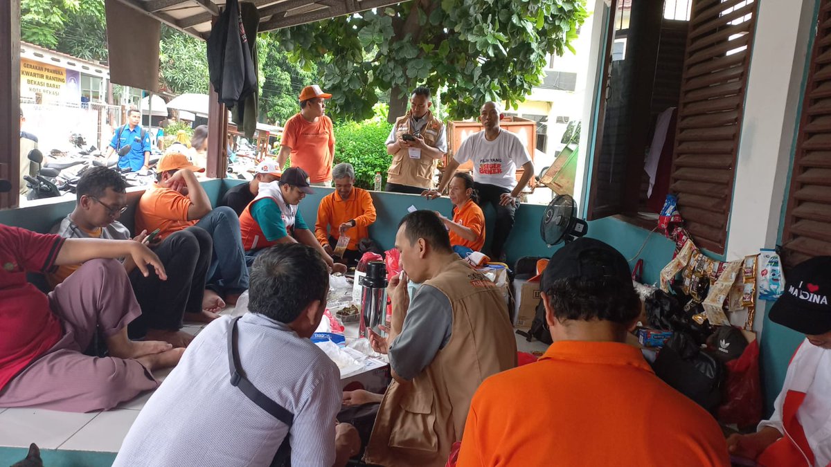 Orang PKS ngumpul segini banyak buat jagain suara doang. Mana ga ada yang ngerokok pulak..