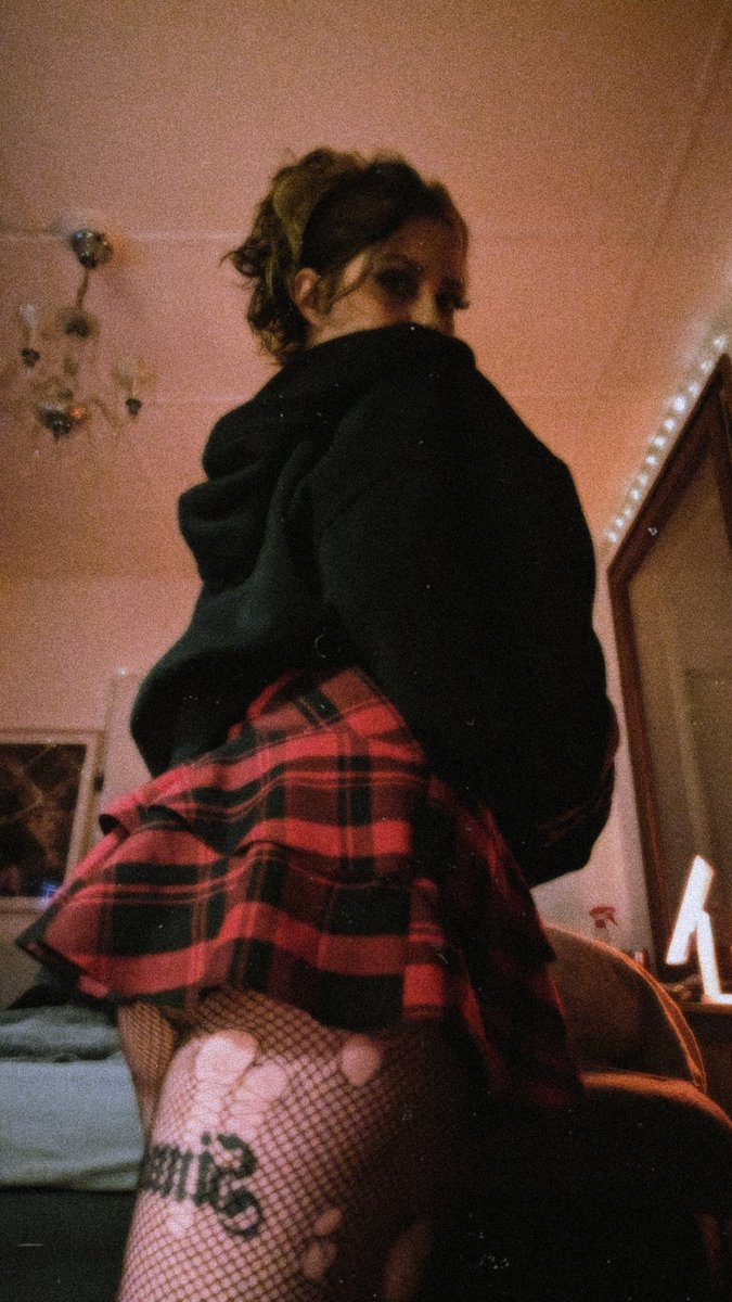 Only_a_sinner's tweet photo. She a Freak 
#freak #girl #alternative #goth #gothgirl #toxic #love #sundayvibes https://t.co/4Sy3Qiqf2y