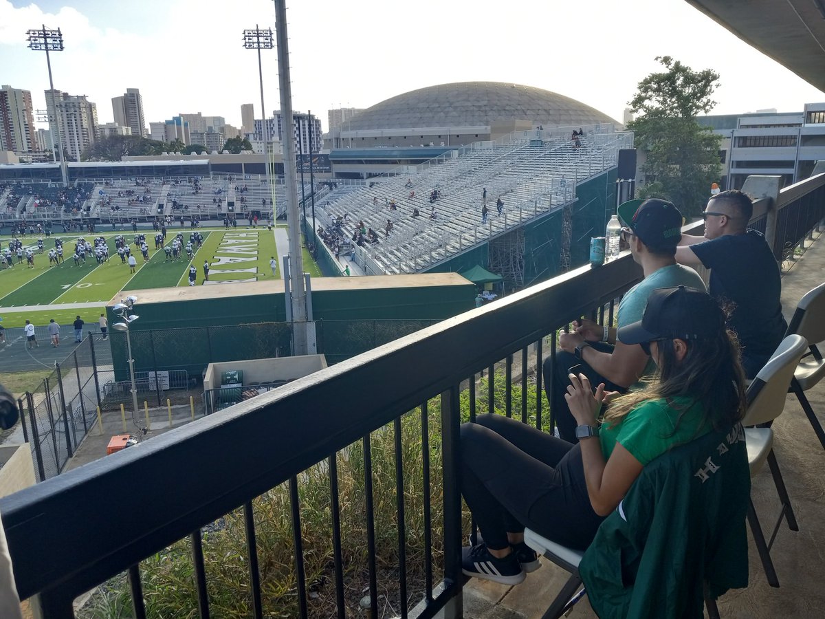 UHawkFan12's tweet photo. Spring Game Pre-Game Festivities
$50 game used jersey is a steal!
Go Bows! ๐
Be Warriors! ๐ค
@waynekai
@fyoosha
@HIsportsfans
@CFBcampustour
#TeamTailgate
#HawaiiFB https://t.co/22PObSGenS
