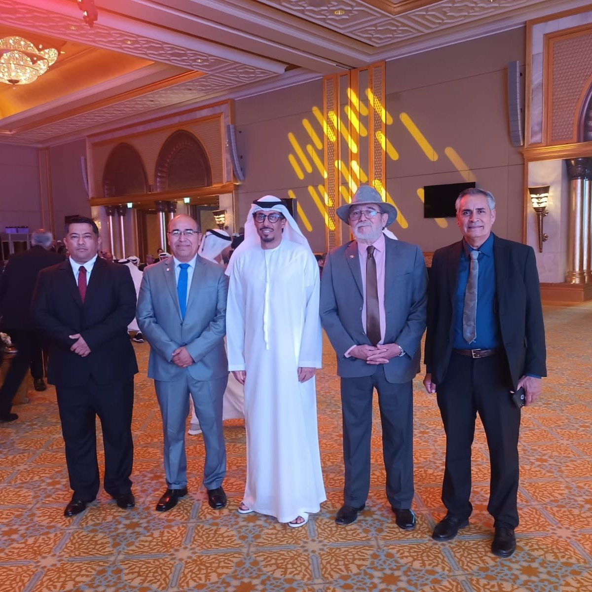 Al realizar esta publicación son las 12:00 de la media noche en San Luis Río Colorado mientras en el otro lado del mundo en Abu Dabi Emiratos Árabes Unidos 🇦🇪 son las 11:00 de la mañana y están por iniciar la edición #16 del Premio Khalifa,  ahí se encuentran dos investigadores