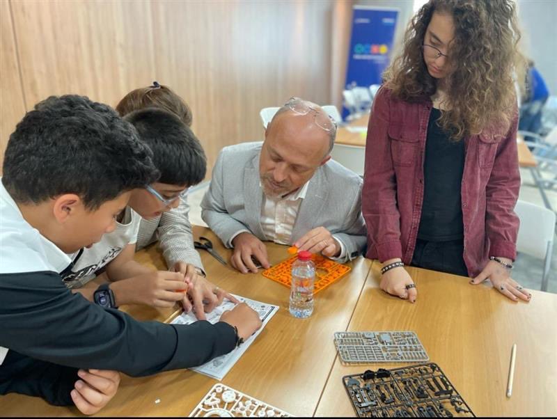 AMIDEASTuae's tweet photo. The STEM club is not only for the students but also for their parents! Together, we are uncovering effective ways to incorporate sustainable practices into daily routines of the youth.
#boeing
#amideastuae
#amideasthq
#stemforsustainability https://t.co/aDbd0erHR9