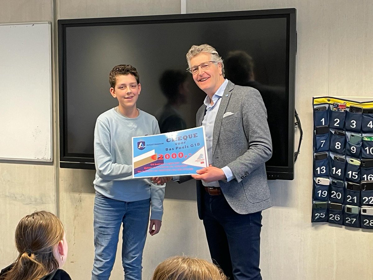 Bas uit G1b gaat de #alpedhuzes fietsen. Het Aug sponsort hem daarvoor heel graag met € 2.000,=, geld dat is opgehaald tijdens de kerstactie. Heel veel succes met deze mooie actie, Bas! Trots op jou, zet 'm op!!!