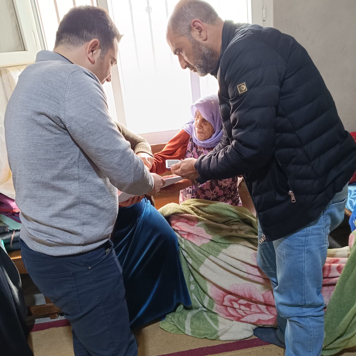 surucnufus's tweet photo. Adreste Nüfus Hizmeti kapsamında ilçemiz nüfus müdürlüğüne gelemeyen Aligör Mahallesindeki vatandaşlarımızın ikametlerine gidilerek hizmet vermeye devam ediyoruz.  #HayatınızınHerAnında
@suruckaymakamlk
@HASANBASARAN07
@TCNufus https://t.co/LcuULqt2eC