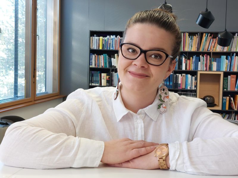 Alumnimme Maria kävi kertomassa kauppislaisille omasta urapolustaan eri toimialoilla. Viesti opiskelijoille: Hyödyntäkää monitieteisen yliopistomme rajattomia mahdollisuuksia!